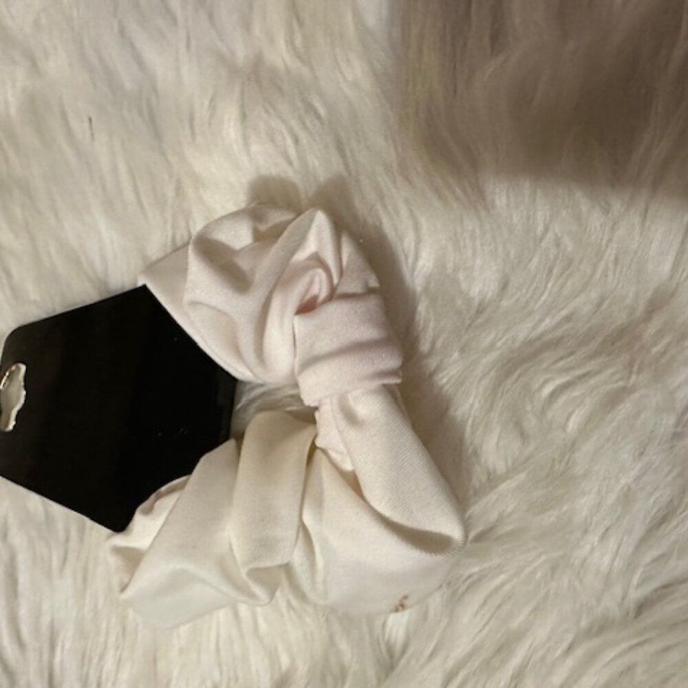 Off White Satin Scrunchie  7792 - kids  Handmade NWT Boutique